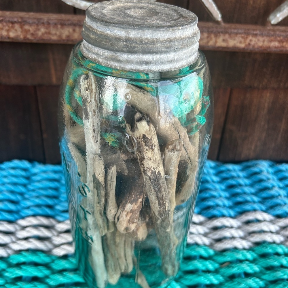 Vintage glass jar with zinc top filled with driftwood and sea rope from Montauk - Picture 4 of 10